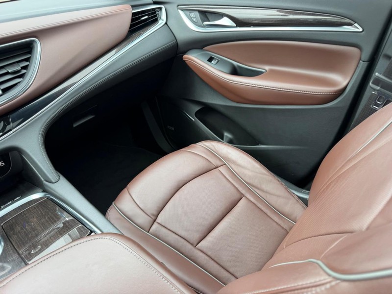 Buick Enclave Vehicle Full-screen Gallery Image 19