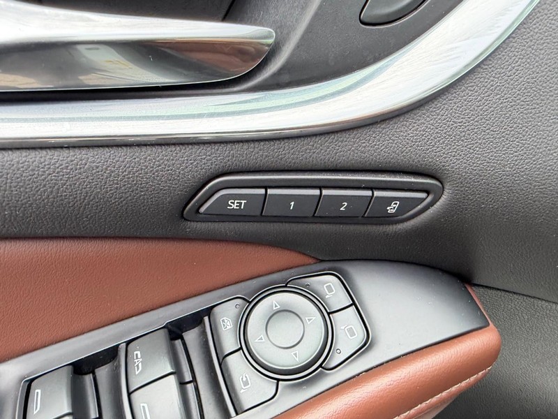 Buick Enclave Vehicle Full-screen Gallery Image 21