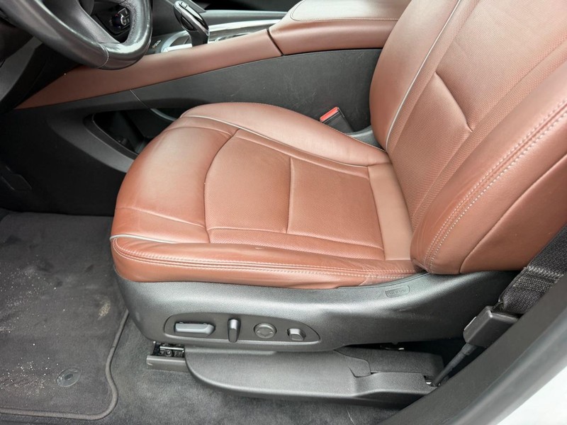 Buick Enclave Vehicle Full-screen Gallery Image 22