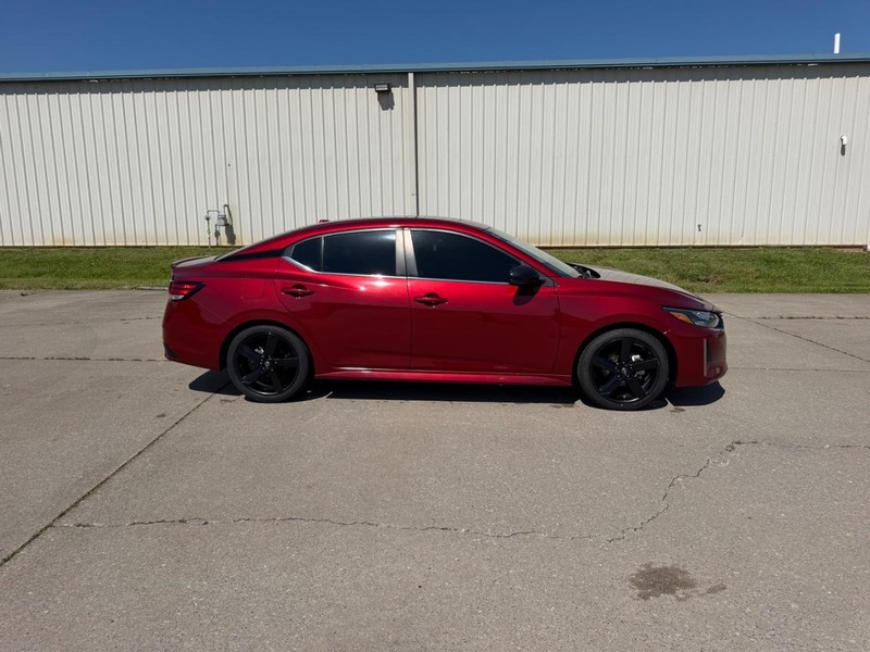 Nissan Sentra Vehicle Full-screen Gallery Image 2