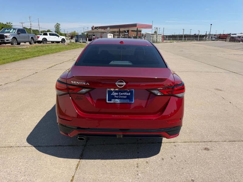 Nissan Sentra Vehicle Full-screen Gallery Image 4
