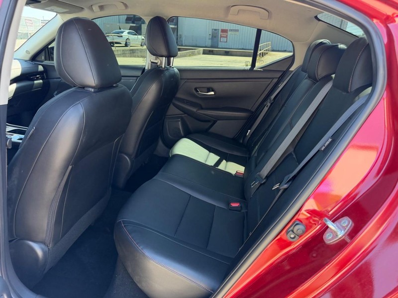 Nissan Sentra Vehicle Full-screen Gallery Image 7