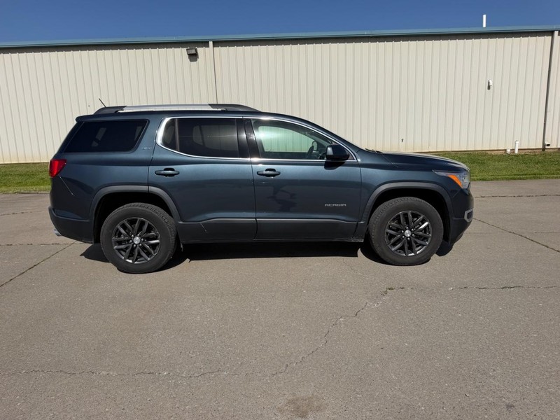 GMC Acadia Vehicle Full-screen Gallery Image 2