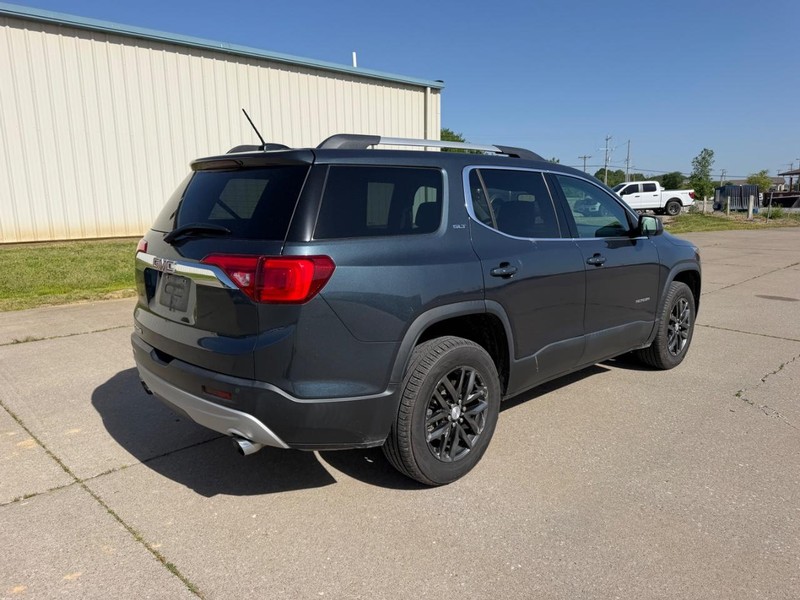 GMC Acadia Vehicle Full-screen Gallery Image 3