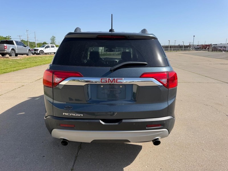 GMC Acadia Vehicle Full-screen Gallery Image 4
