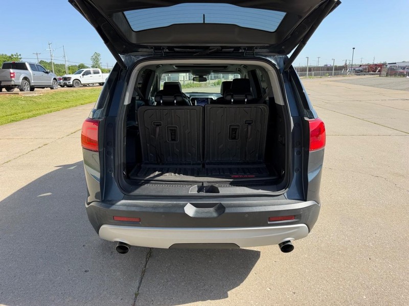 GMC Acadia Vehicle Full-screen Gallery Image 5