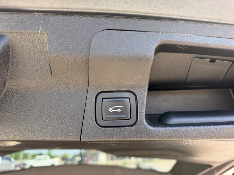 GMC Acadia Vehicle Full-screen Gallery Image 6