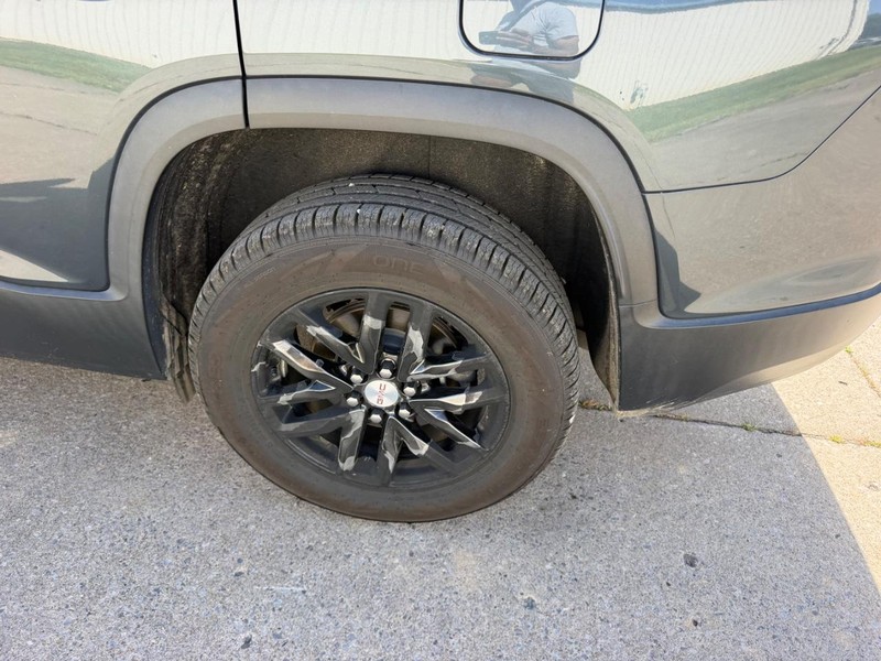 GMC Acadia Vehicle Full-screen Gallery Image 7