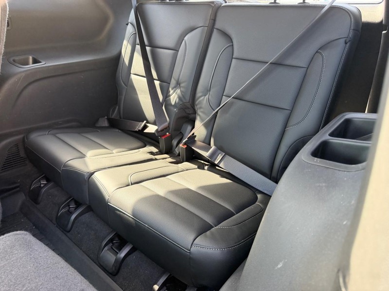 GMC Acadia Vehicle Full-screen Gallery Image 8