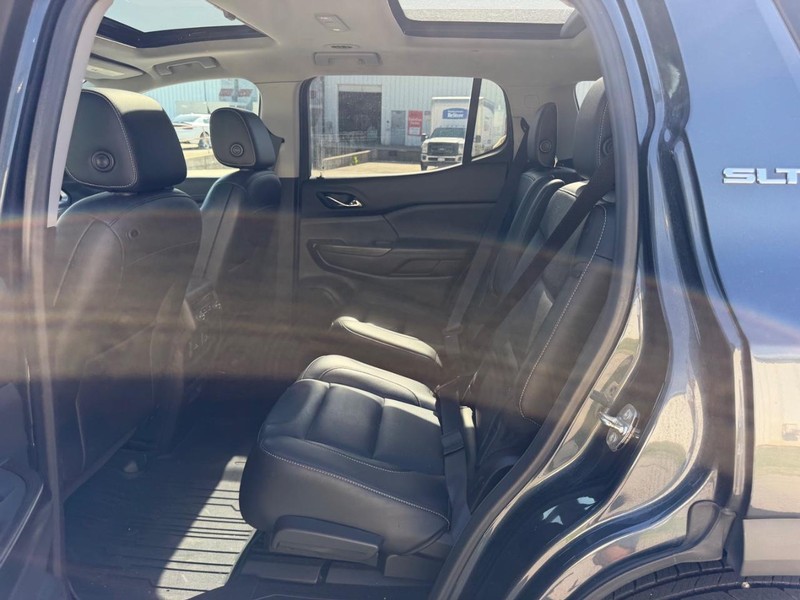 GMC Acadia Vehicle Full-screen Gallery Image 9
