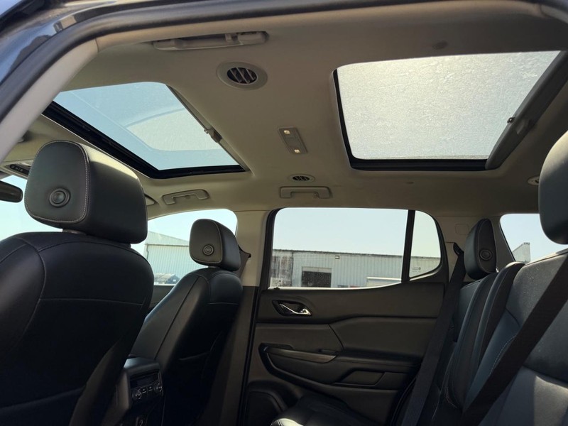 GMC Acadia Vehicle Full-screen Gallery Image 10