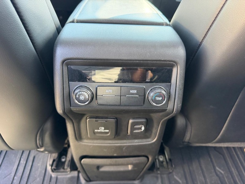 GMC Acadia Vehicle Full-screen Gallery Image 11