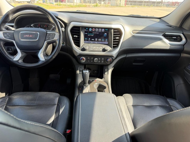 GMC Acadia Vehicle Full-screen Gallery Image 12