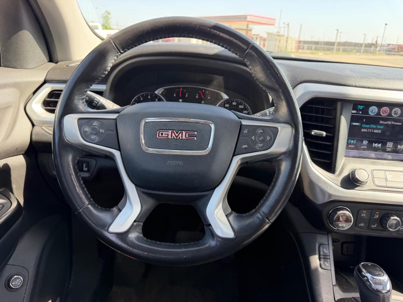 GMC Acadia Vehicle Full-screen Gallery Image 13