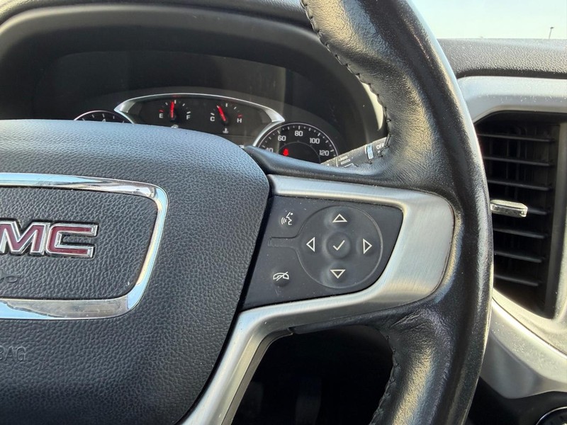 GMC Acadia Vehicle Full-screen Gallery Image 15