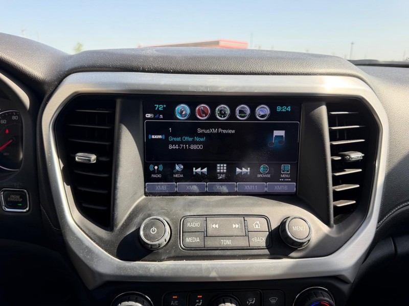 GMC Acadia Vehicle Full-screen Gallery Image 16