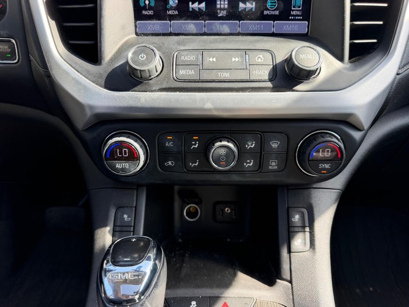 GMC Acadia Vehicle Full-screen Gallery Image 17