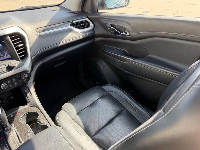 GMC Acadia Vehicle Full-screen Gallery Image 19