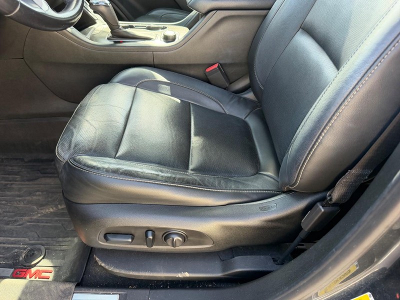 GMC Acadia Vehicle Full-screen Gallery Image 21