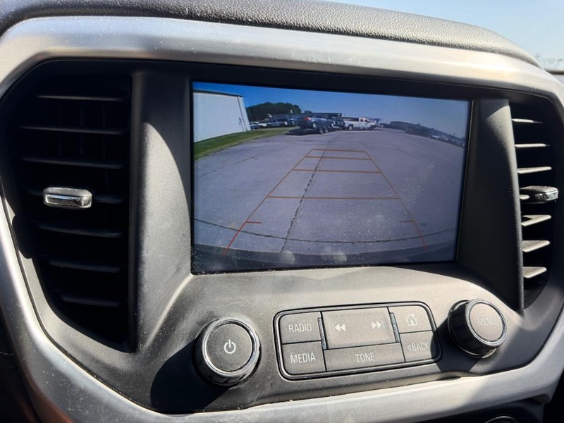 GMC Acadia Vehicle Full-screen Gallery Image 23