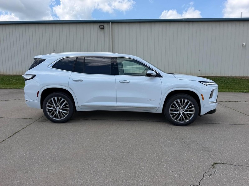 Buick Enclave Vehicle Full-screen Gallery Image 2