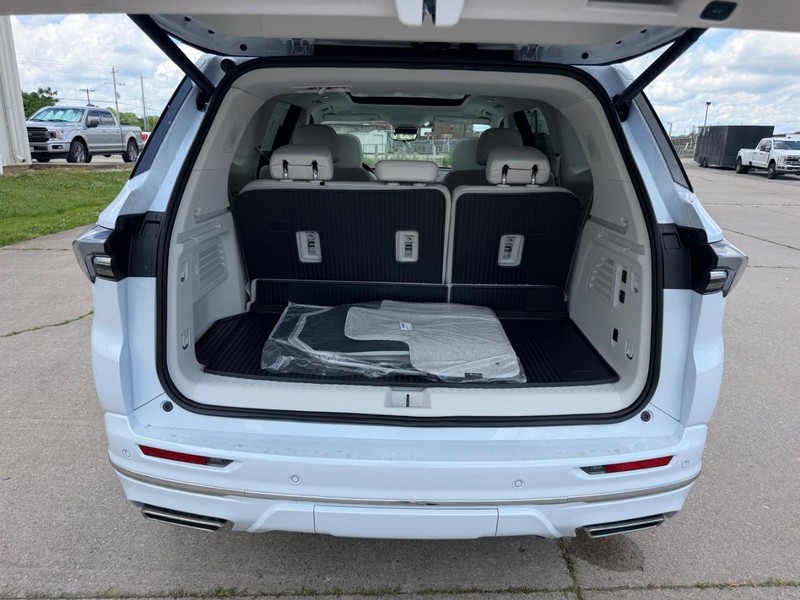 Buick Enclave Vehicle Full-screen Gallery Image 5