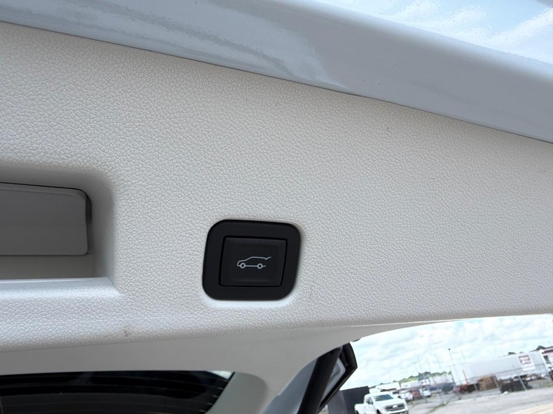 Buick Enclave Vehicle Full-screen Gallery Image 6