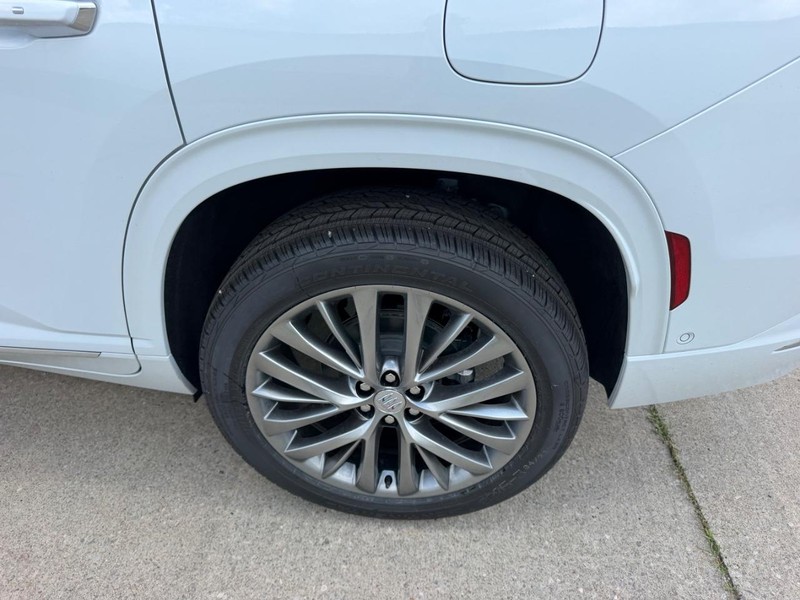 Buick Enclave Vehicle Full-screen Gallery Image 7