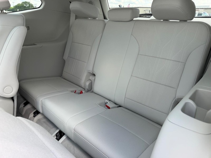 Buick Enclave Vehicle Full-screen Gallery Image 8