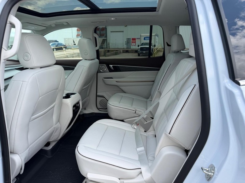 Buick Enclave Vehicle Full-screen Gallery Image 9