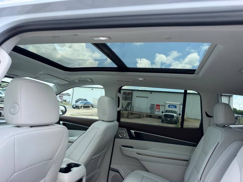 Buick Enclave Vehicle Full-screen Gallery Image 10