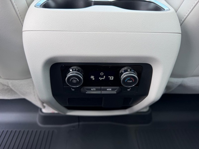 Buick Enclave Vehicle Full-screen Gallery Image 11