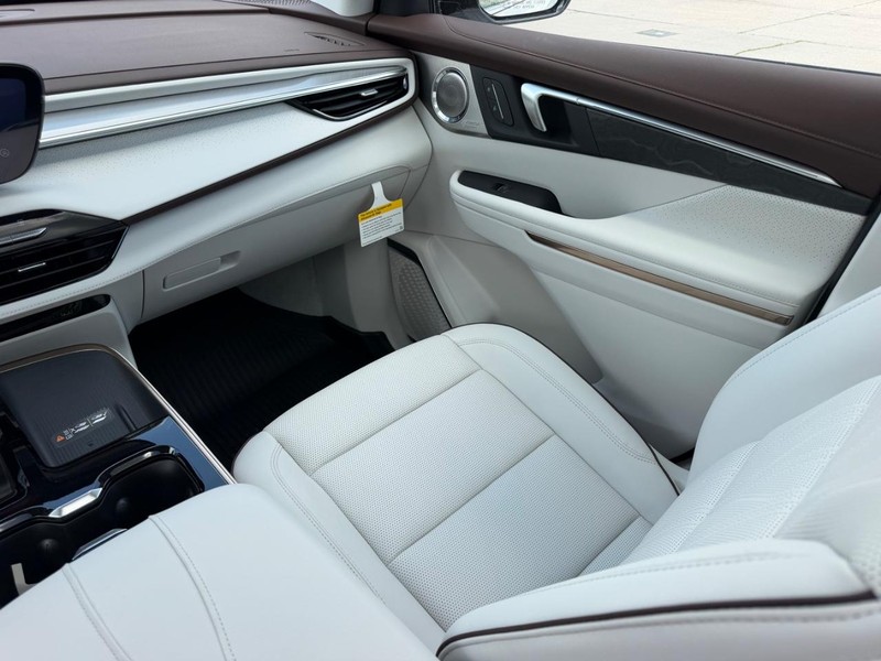 Buick Enclave Vehicle Full-screen Gallery Image 18