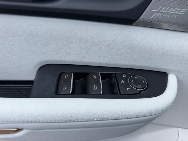 Buick Enclave Vehicle Full-screen Gallery Image 19