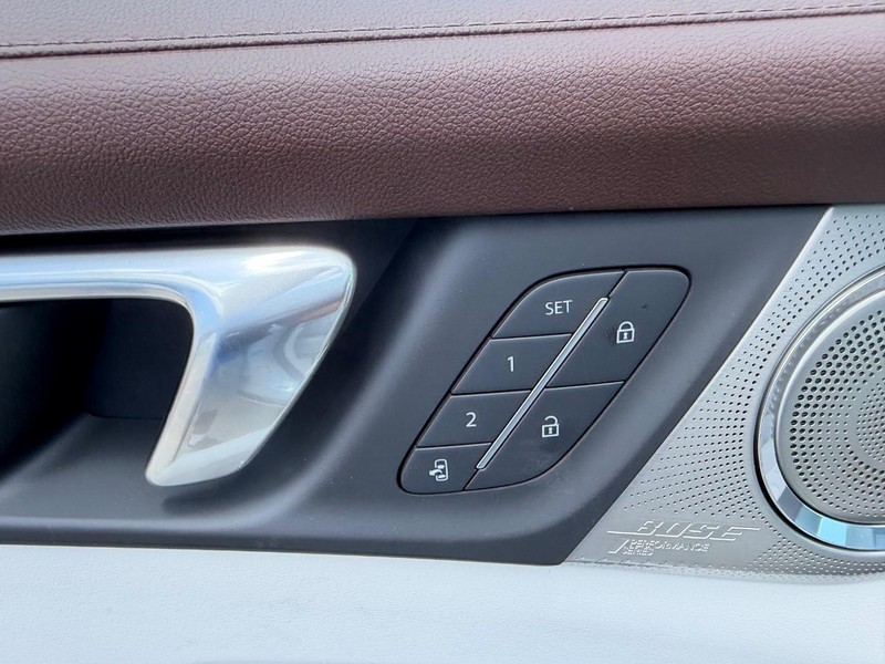 Buick Enclave Vehicle Full-screen Gallery Image 20