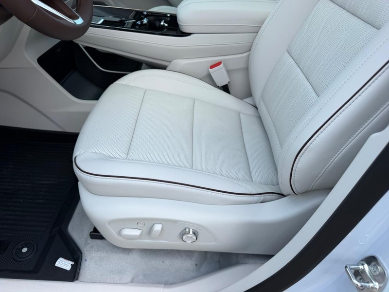 Buick Enclave Vehicle Full-screen Gallery Image 21