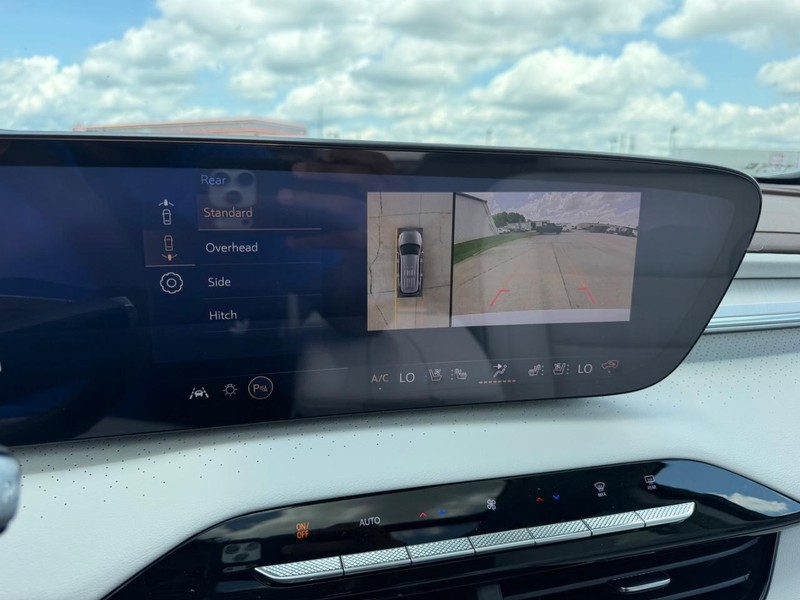 Buick Enclave Vehicle Full-screen Gallery Image 23