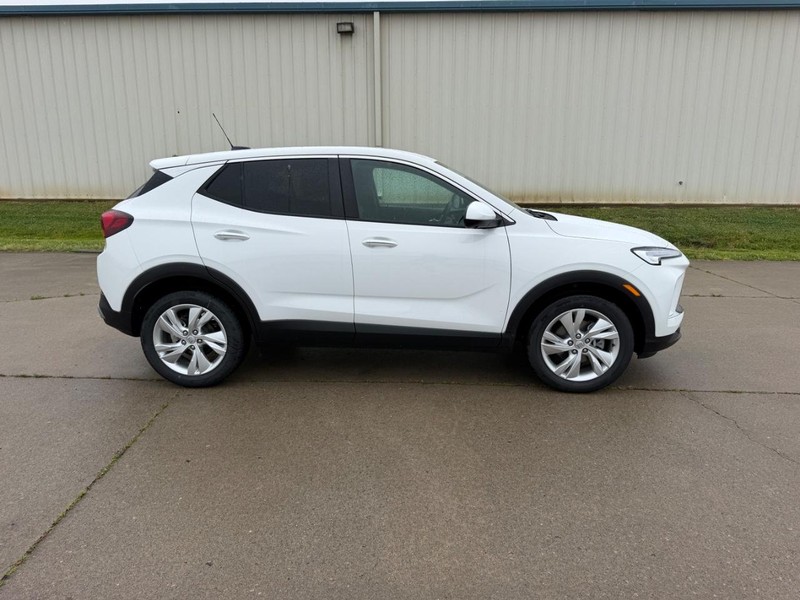 Buick Encore GX Vehicle Full-screen Gallery Image 2