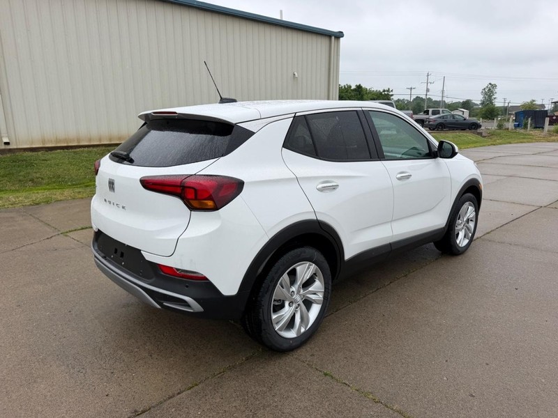 Buick Encore GX Vehicle Full-screen Gallery Image 3