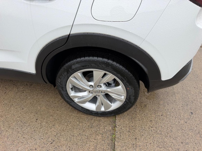 Buick Encore GX Vehicle Full-screen Gallery Image 6