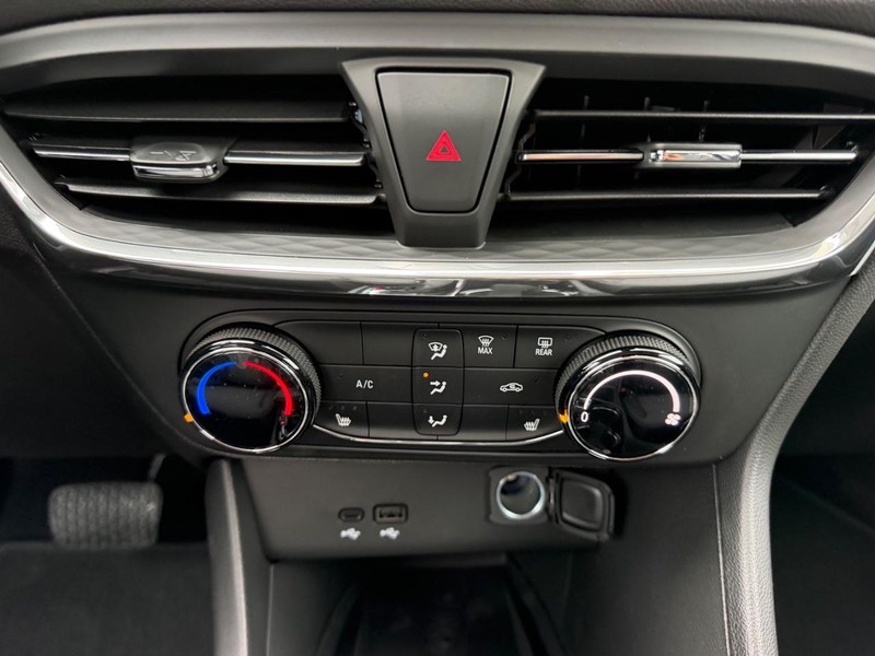 Buick Encore GX Vehicle Full-screen Gallery Image 13
