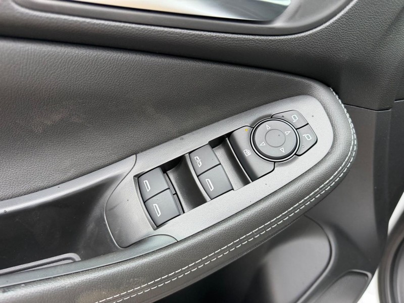 Buick Encore GX Vehicle Full-screen Gallery Image 16
