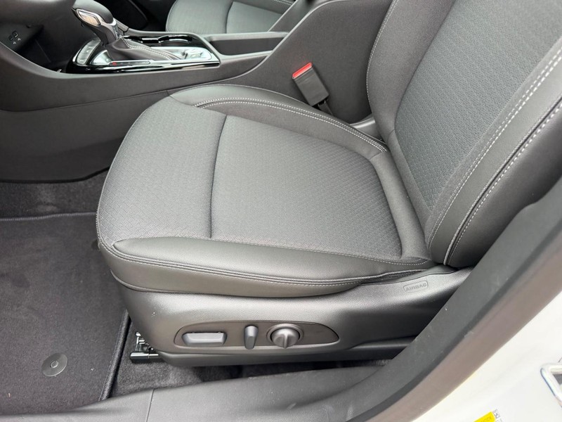 Buick Encore GX Vehicle Full-screen Gallery Image 17