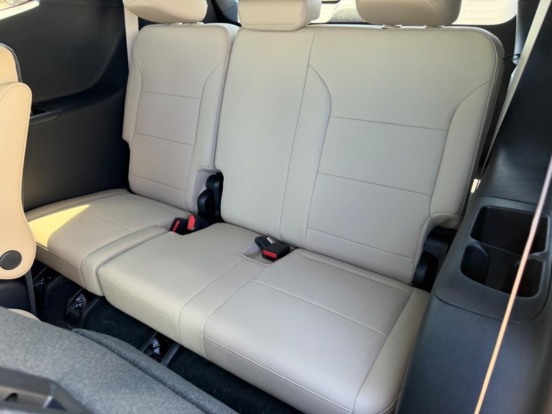 Buick Enclave Vehicle Full-screen Gallery Image 8