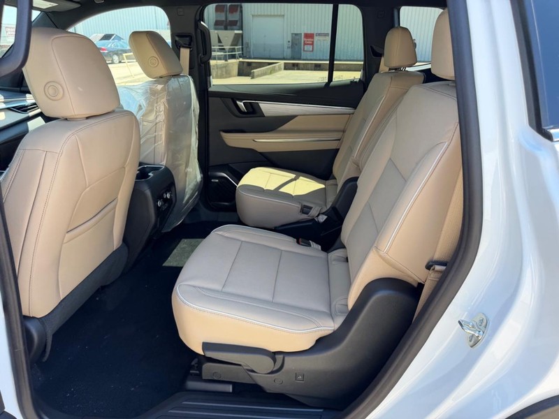 Buick Enclave Vehicle Full-screen Gallery Image 9