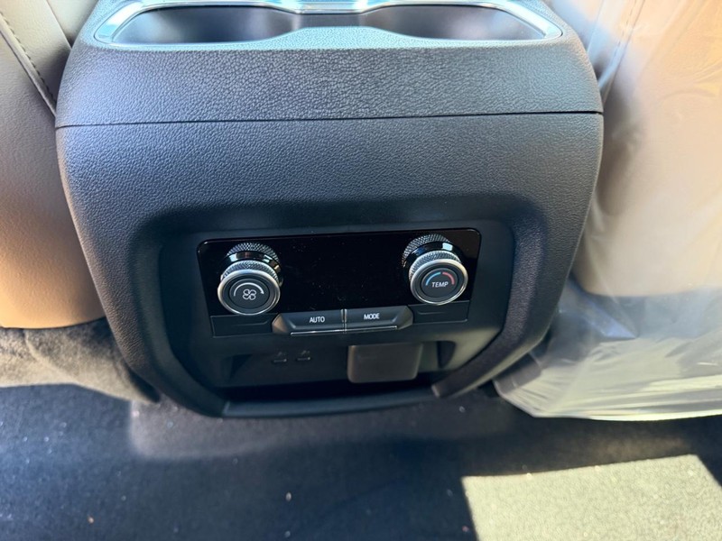 Buick Enclave Vehicle Full-screen Gallery Image 10