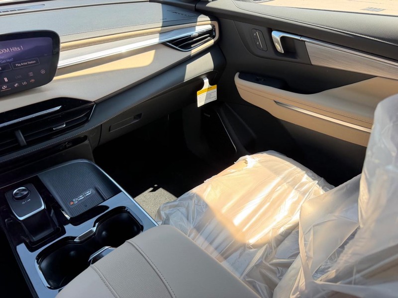Buick Enclave Vehicle Full-screen Gallery Image 17