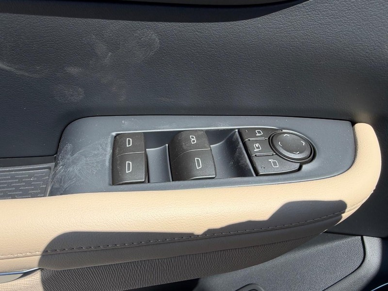 Buick Enclave Vehicle Full-screen Gallery Image 18
