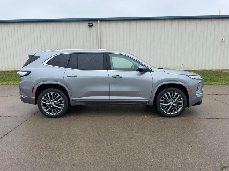Buick Enclave Vehicle Full-screen Gallery Image 2