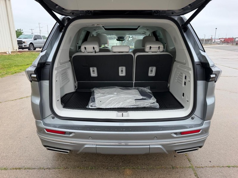 Buick Enclave Vehicle Full-screen Gallery Image 5